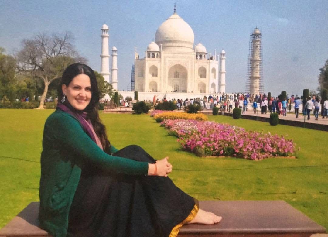 Daiana em prática de yoga na Índia