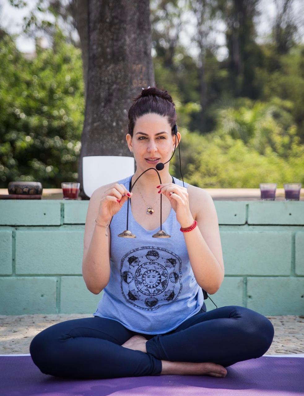 Daiana em momento de meditação