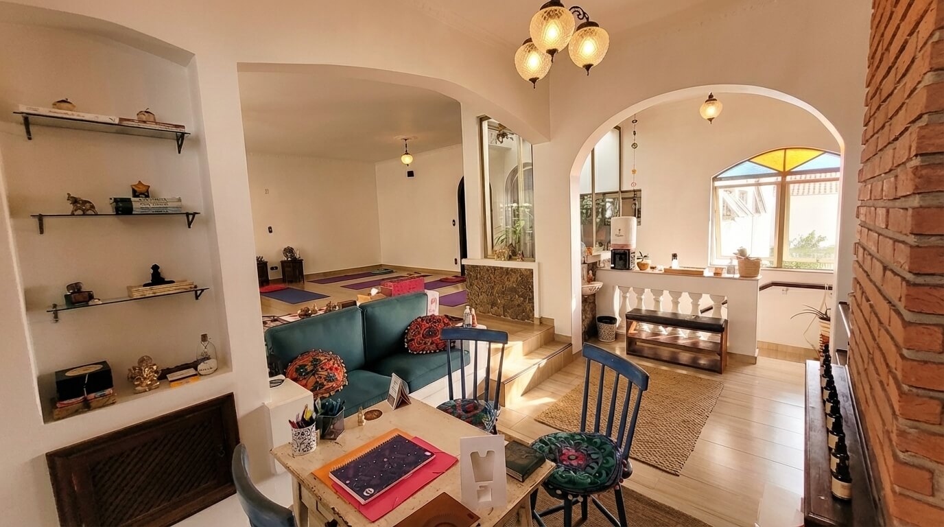 Área interna do estúdio com ambientes integrados